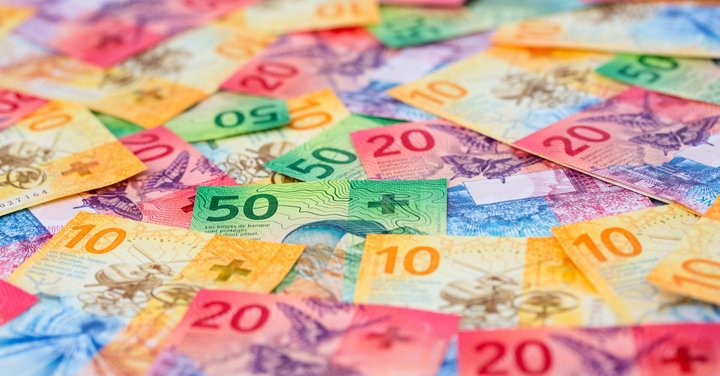 توقعات أسعار زوج USD/CHF الدولار الأمريكي / الفرنك السويسري: يتماسك دون الحاجز الأفقي 0.8245-0.8250 1 زوج USD/CHF